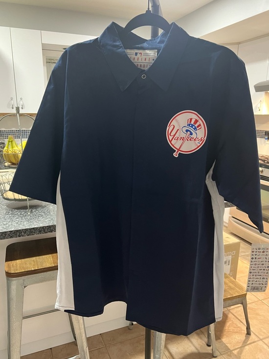 New York Yankees Tops - NWT: NEW YORK YANKEES Button Down Top